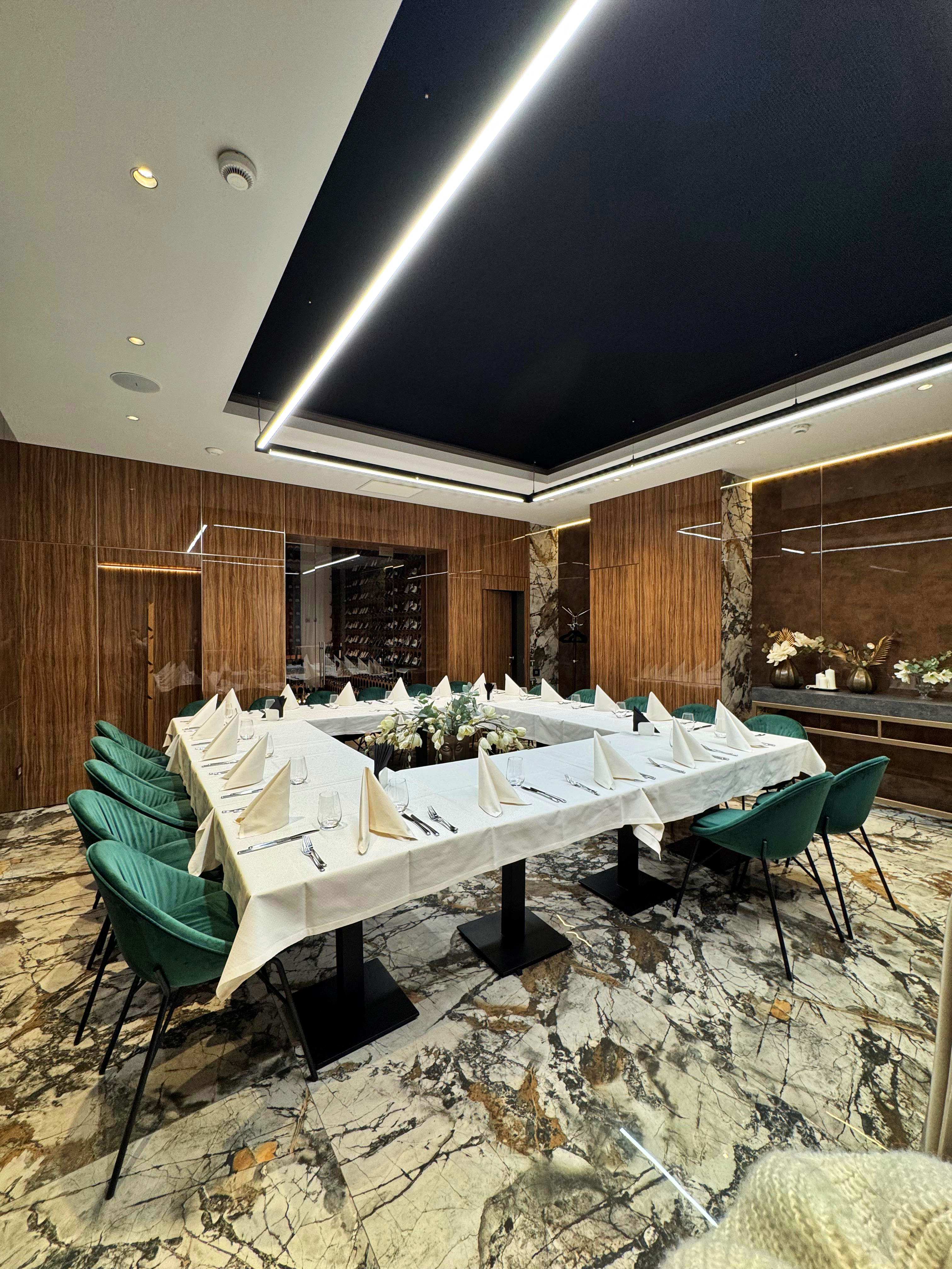 Salon pregătit pentru evenimente la Hotel Codrișor